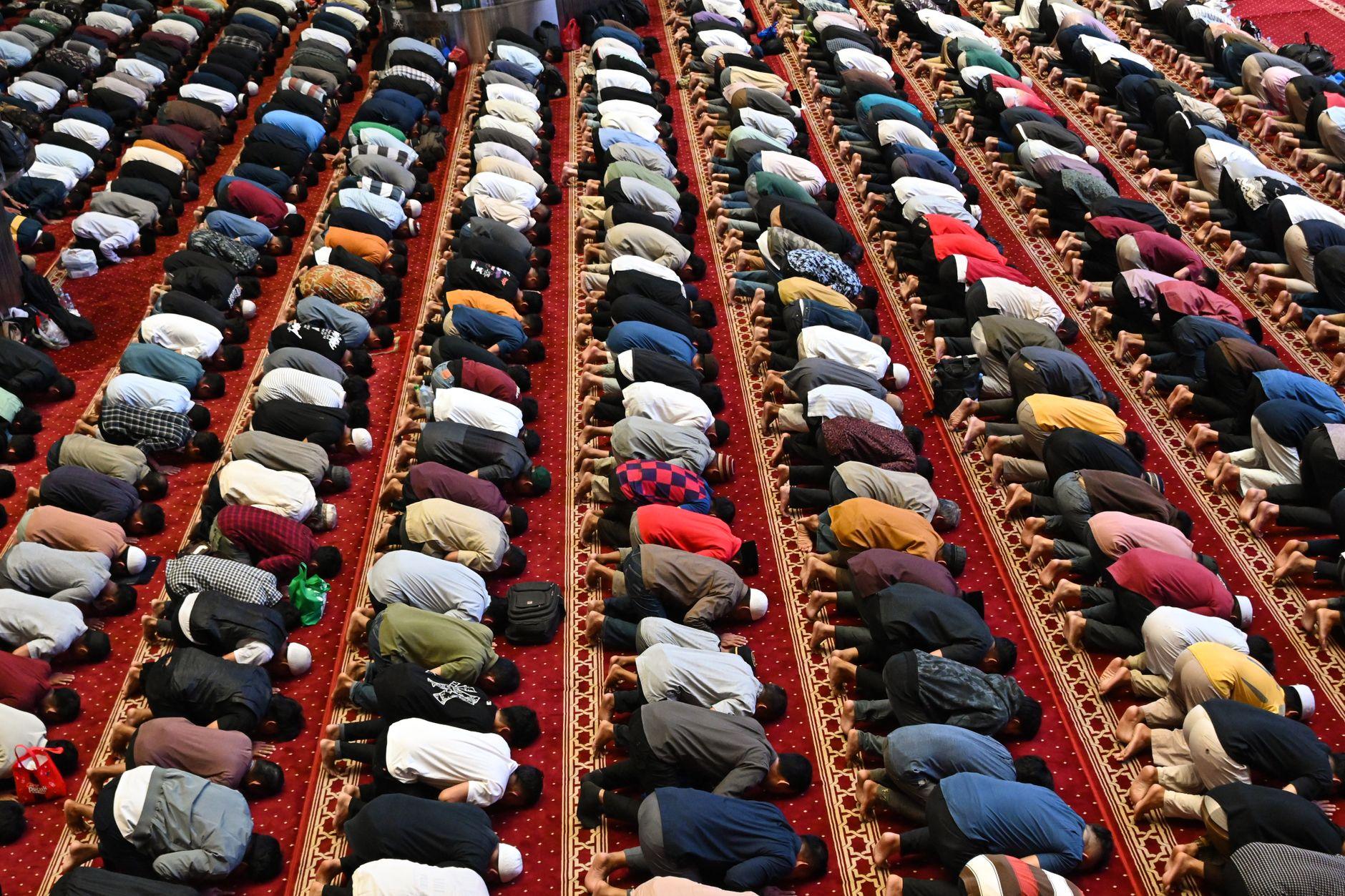 The rows form, and the community prays as one