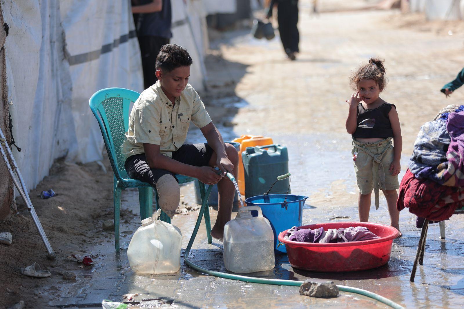 Children in Gaza collecting water